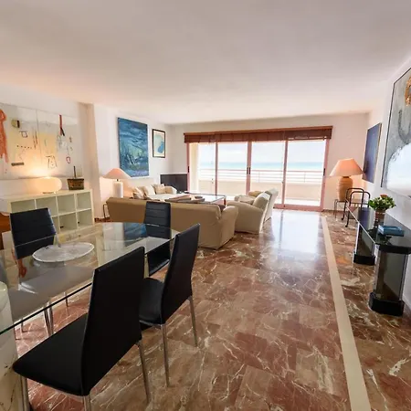 Piso Familiar Frente Al Mar شقة *